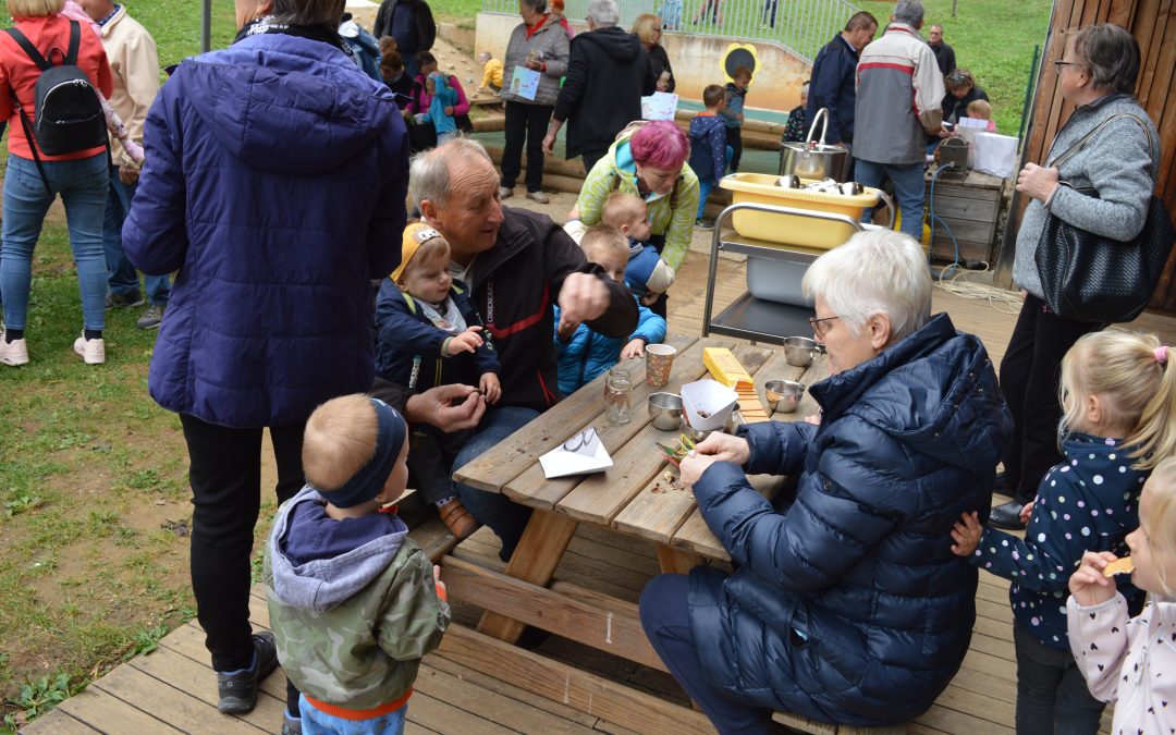 Kostanjev piknik z babicami in dedki